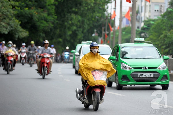 Mưa kéo dài, thời tiết Hà Nội mát mẻ như mùa thu